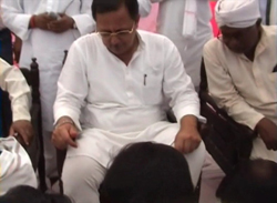 tribal groups wash feet of congress leader in madhya pradesh
